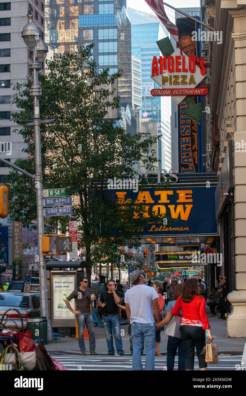Streetlife, Midtown Manhattan, New York. Kreuzenden Straßen in Midtown West- und Theaterviertel am Broadway Street auf der Höhe des 54. Die anderen b Stockfoto