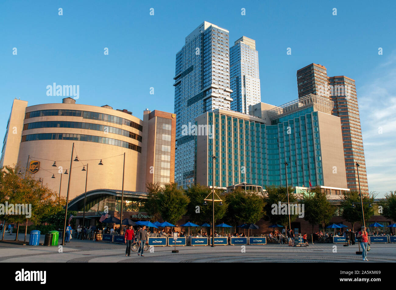 Moderne Bürogebäude Wolkenkratzer entlang des unteren West Side in New York City New York USA in Hudson River Greenway. Stockfoto