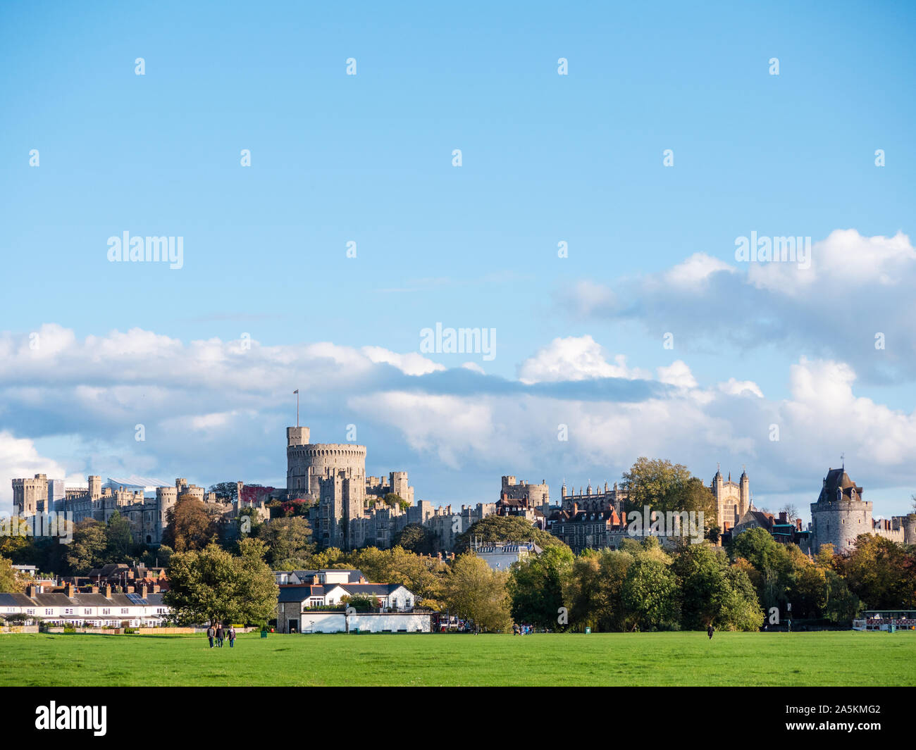 Drei Personen, die über die brocas, Windsor, Windsor Castle Drohende über Ihnen, Berkshire, England, UK, GB. Stockfoto