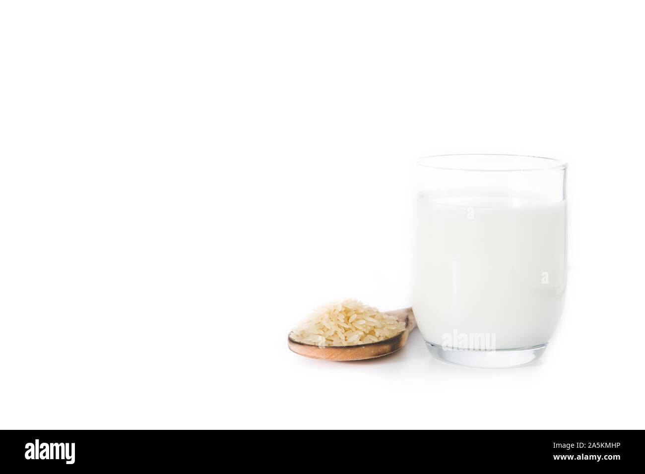 Reis Milch in Glas auf weißem Hintergrund. Platz kopieren Stockfoto