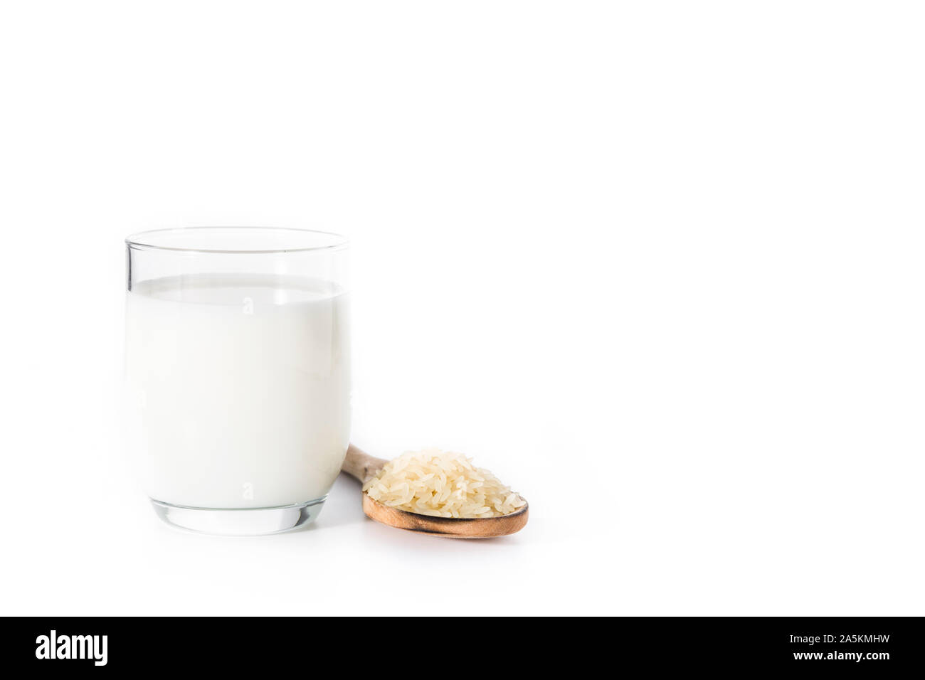 Reis Milch in Glas auf weißem Hintergrund. Platz kopieren Stockfoto