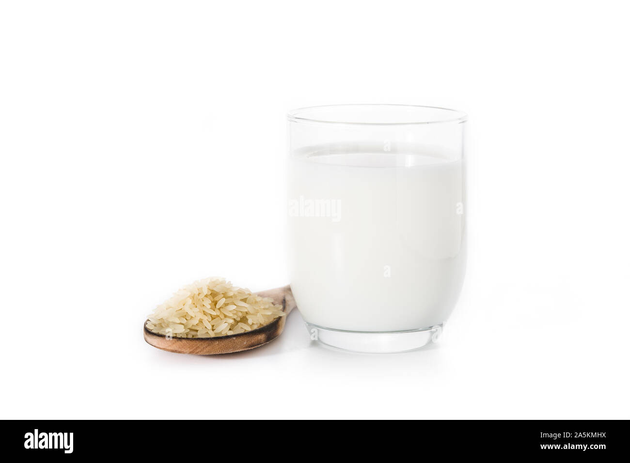 Reis Milch in Glas auf weißem Hintergrund. Stockfoto