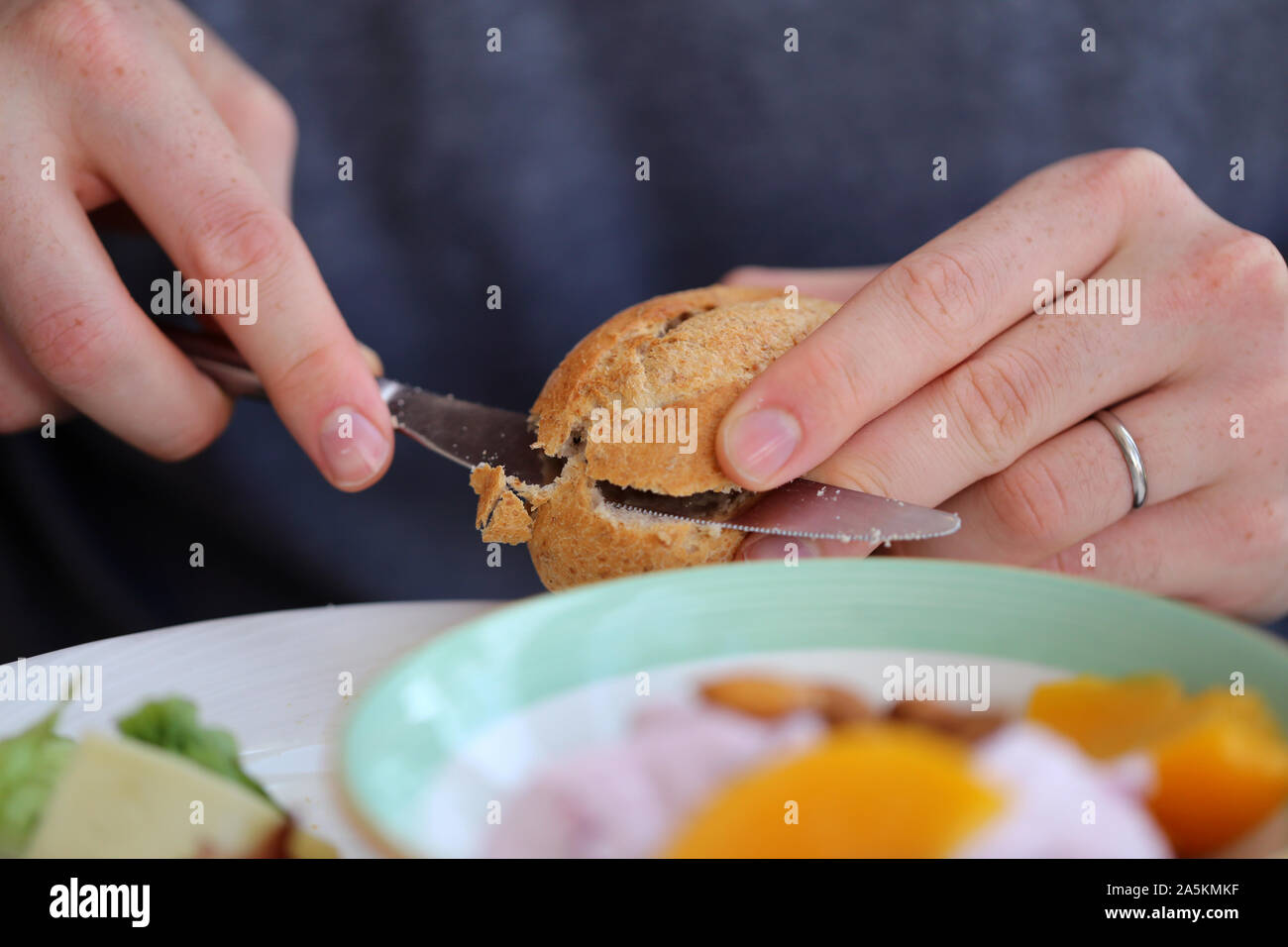 Vorbereitung ein leckeres und gesundes Frühstück. Auf diesem Foto sehen Sie eine Nahaufnahme von einer Person zustimmen ein Sandwich. Lecker! Stockfoto