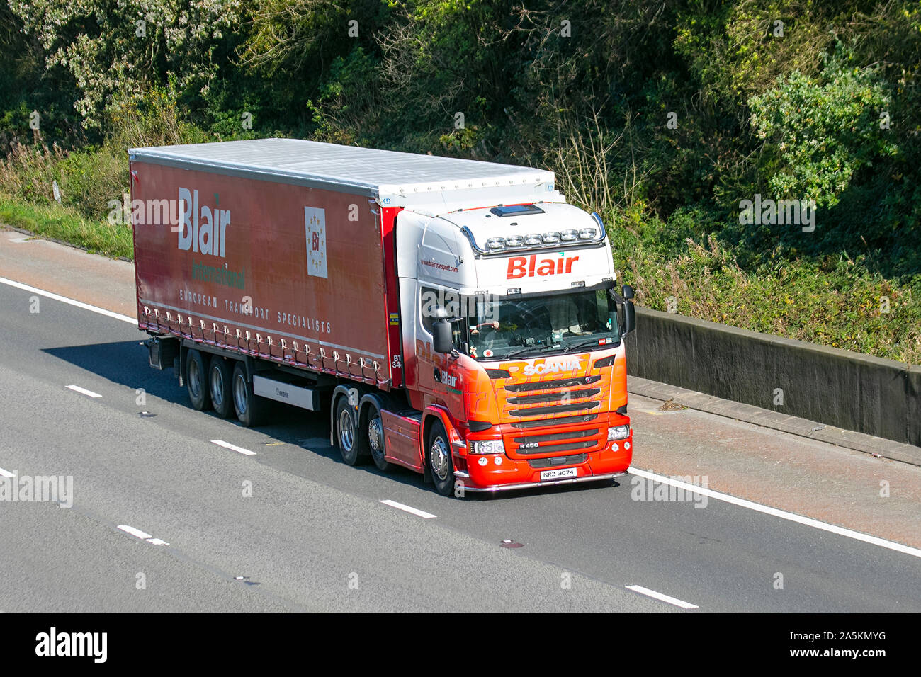 BLAIR die Europäische Verkehrspolitik Spezialisten; irischen Transportunternehmen Lkw, Spedition, orange Lkw, Transport, Lastwagen, Cargo, SCANIA Fahrzeug, Lieferung, Industrie, Irland supply chain Fracht, auf der M6 an der Lancaster, Großbritannien Stockfoto