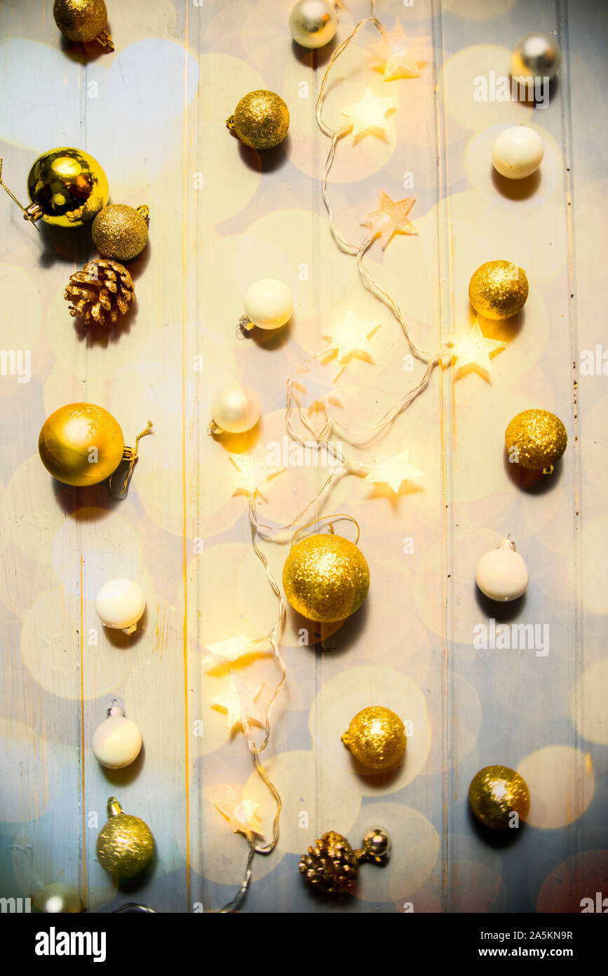 Weihnachten Top view Dekoration, Weihnachten baibles mit String von Licht Sternenhimmel geformte, flache Komposition lag auf einem rustikalen Board mit farbigen Gel verwendet c Stockfoto