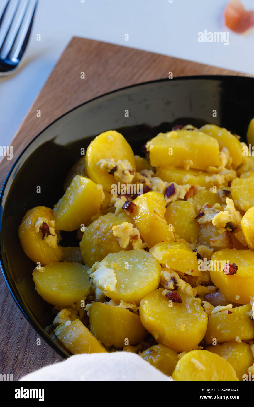 "Bauernschmaus", Bratkartoffeln mit Zwiebeln, Speck und Eier Stockfoto