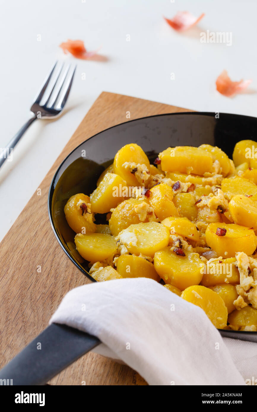"Bauernschmaus", Bratkartoffeln mit Zwiebeln, Speck und Eier Stockfoto