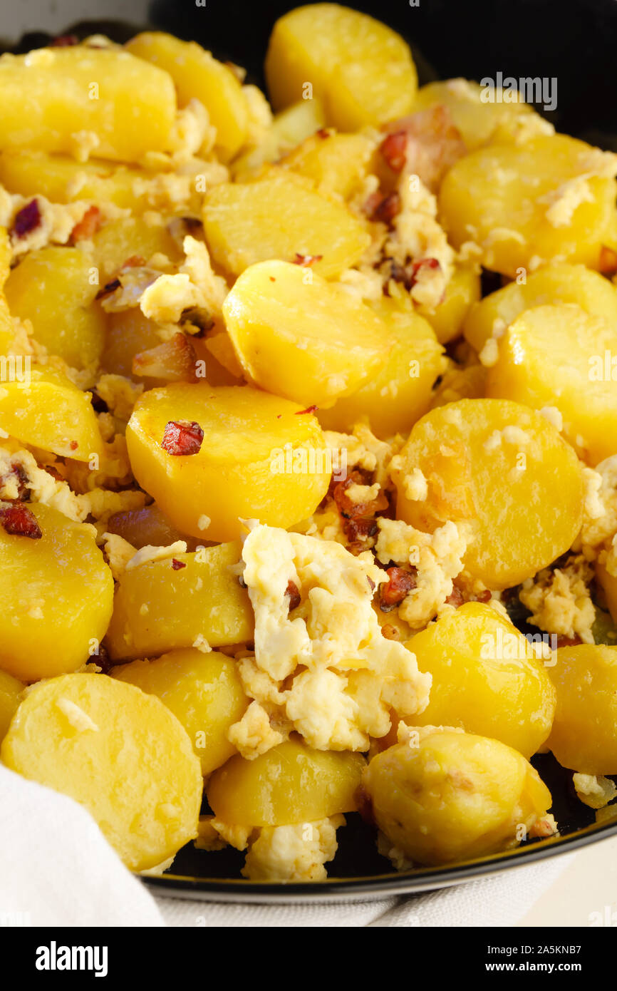 "Bauernschmaus" Nahaufnahme, Bratkartoffeln mit Zwiebeln, Speck und Eier Stockfoto