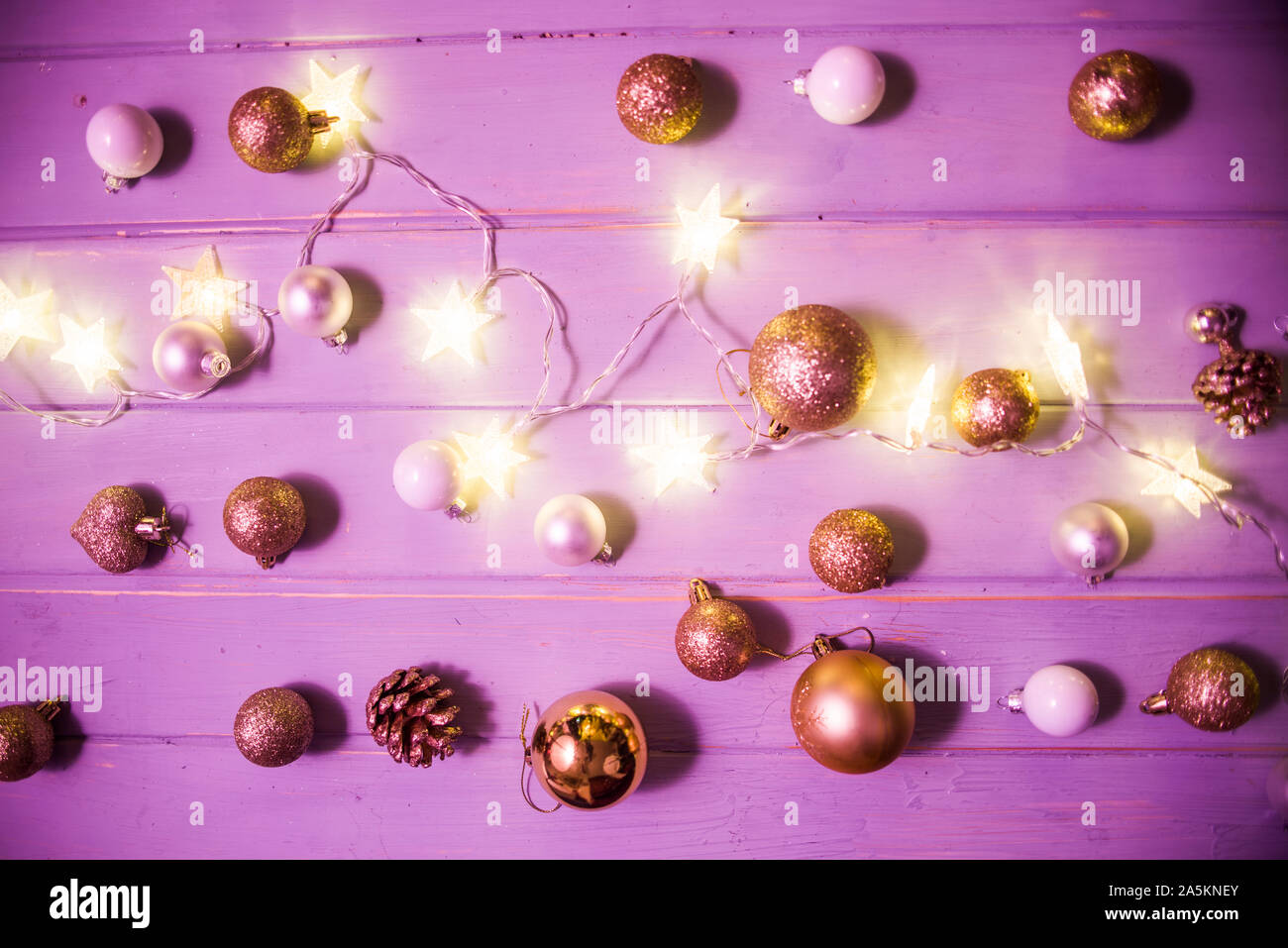 Weihnachten Top view Dekoration, Weihnachten baibles mit String von Licht Sternenhimmel geformte, flache Komposition lag auf einem rustikalen Board mit farbigen Gel verwendet c Stockfoto