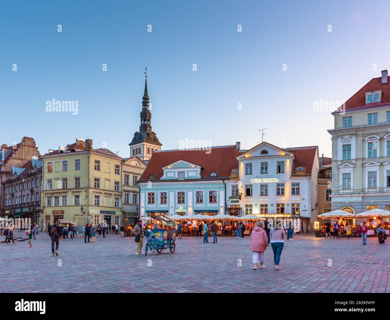 Farbenfrohe Bürgerhäuser am Raekoja Plats, Tallinn, Estland Stockfoto