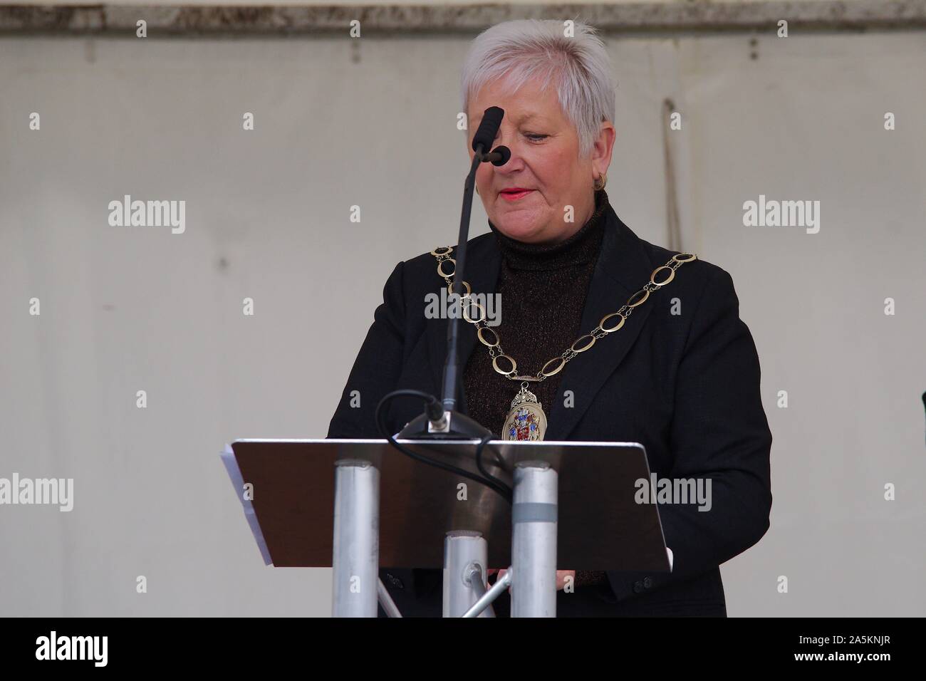 Tynemouth, England, 21. Oktober 2019. Der Vorsitzende des North Tyneside Rat, Stadtrat Wendy Lott einladende eingeladene Gäste und der allgemeinen Öffentlichkeit zu den jährlichen Toast zu Admiral Lord Collingwood an der Collingwood Denkmal in Tynemouth auf dem Trafalgar Tag. Stockfoto