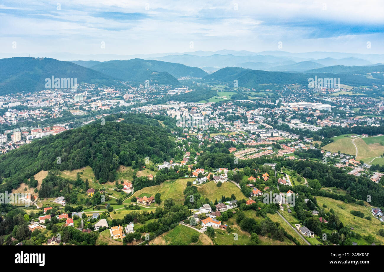 Luftaufnahme der Stadt Graz aus Hubschrauber drone mit Bezirk Andritz mit hill Reinerkogel an einem bewölkten Sommertag in Österreich, Europa Stockfoto