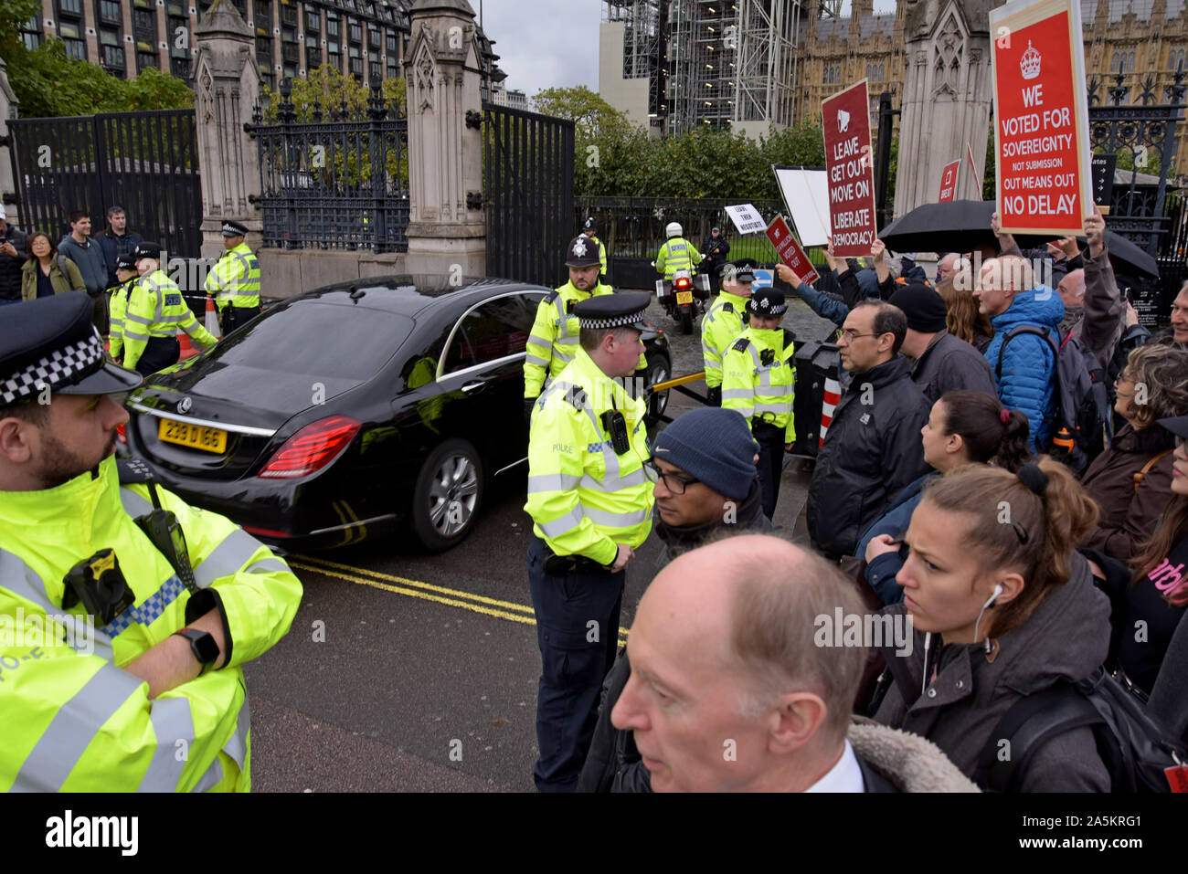 Westminster, London, Großbritannien. 21. Oktober 2019. Brexit bleiben und lassen Sie mitkämpfer gesammelt und beheizten Kommentare außerhalb der Palast von Westminster wieder getauscht heute als MP's Brexit weiter zu diskutieren. Campaignmers wave Plakate gehen als Saudi-arabischen diplomatischen Auto der Palast von Westminster betritt. G.P. Essex/Alamy Leben Nachrichten. Stockfoto