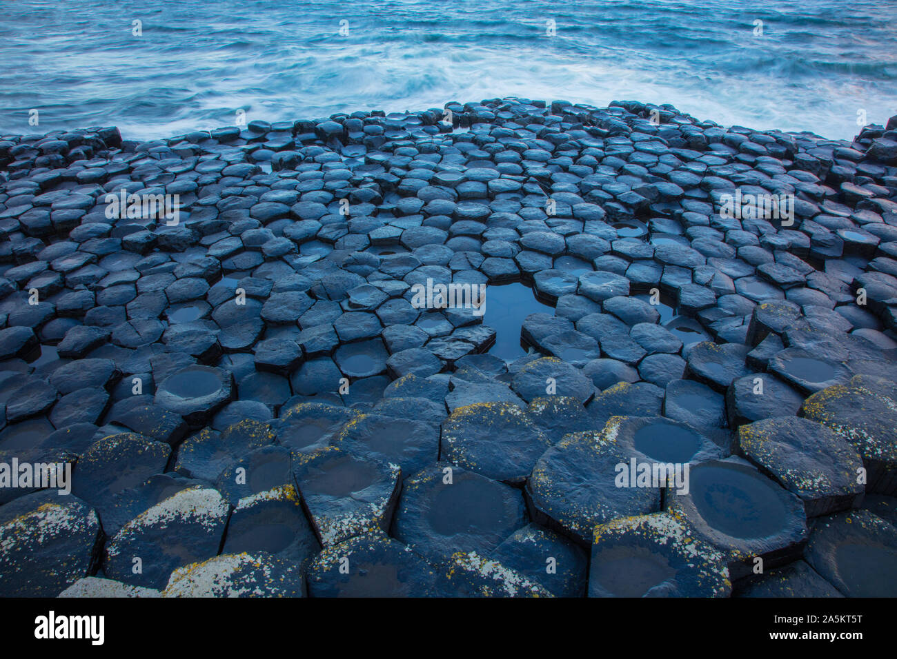 Giant's Causeway, basaltsäulen Spalten, Ergebnis einer alten vulkanischen Spalte Eruption, Nordirland, Großbritannien, Weltkulturerbe Stockfoto