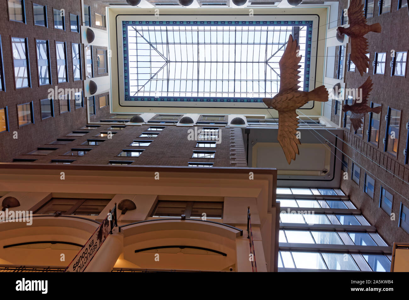 Holz- winged birdman Skulpturen oder Tingmiluks durch Kanadische Inuit Künstler David Ruben Paulatuck in Les Cours Mont Royal Fashion Mall, Montreal, Quebec, Stockfoto