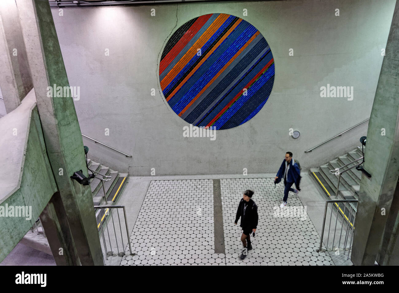 Innenraum der Peel U-Bahnstation und kreisförmigen Keramik Wandbild von Jean-Paul Mousseau, Montreal, Quebec, Kanada erstellt Stockfoto