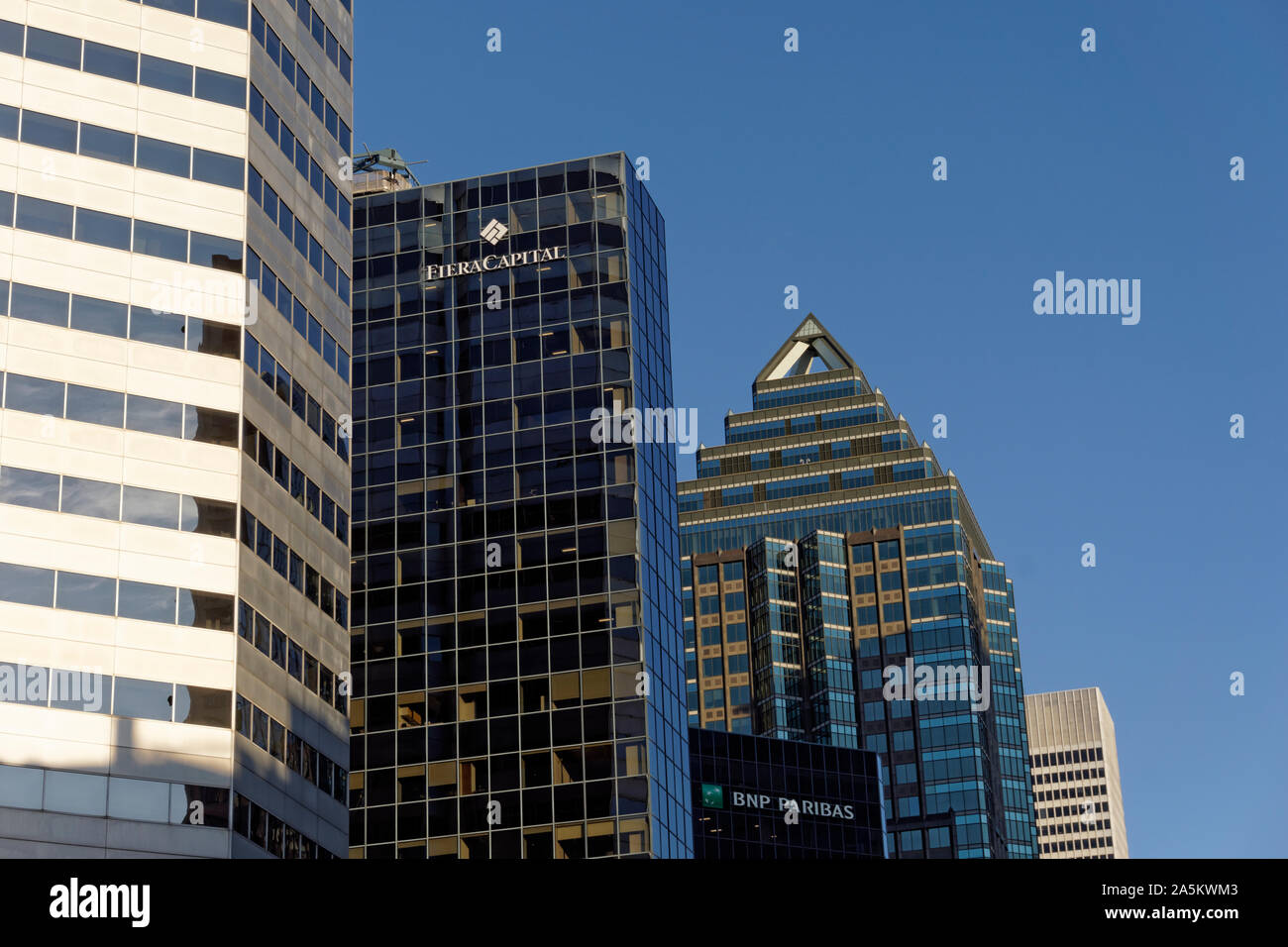 Glas Bürotürme wolkenkratzern an der McGill University College Avenue in der Innenstadt von Montreal, Quebec, Kanada Stockfoto