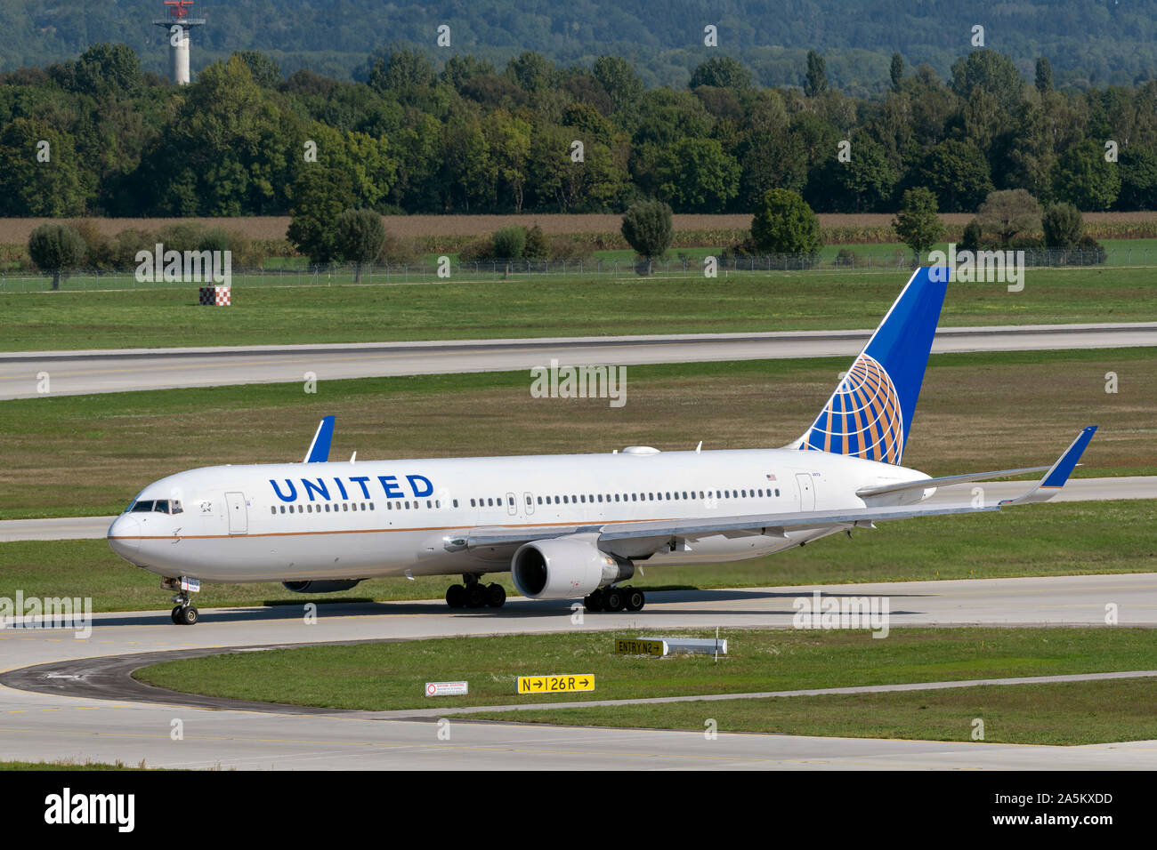 München, Deutschland - 18. September. 2019: United Airlines Boeing 767-300 mit der Registriernummer N673UA Rollen ist für die Nort nehmen Stockfoto