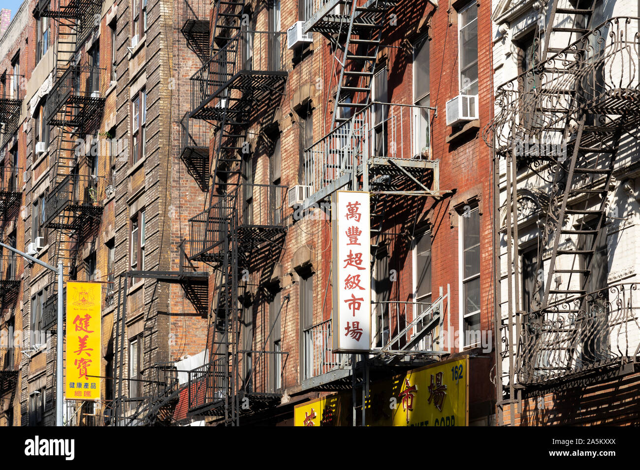 Gebäude mit Notausgang in Chinatown, NYC Stockfoto