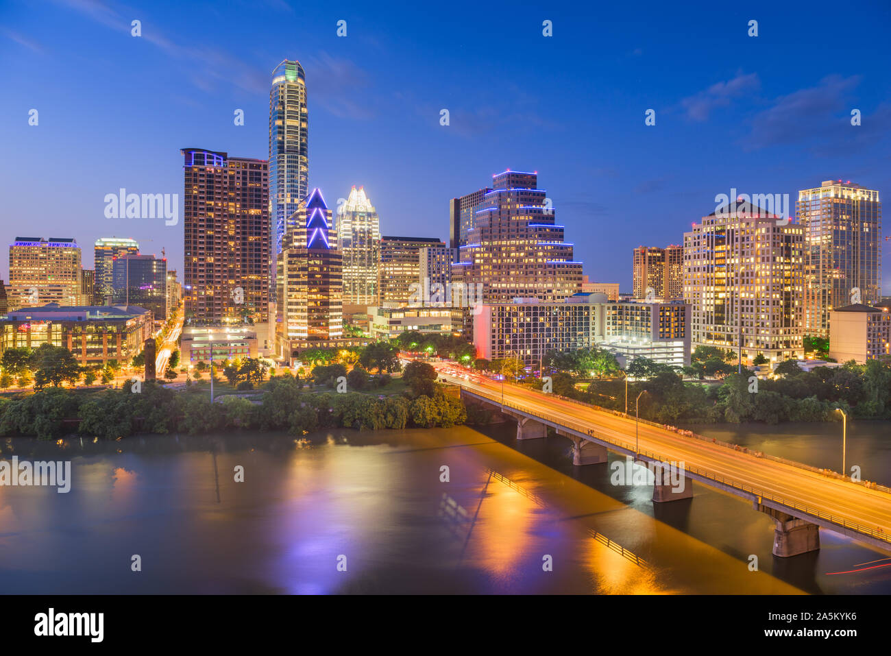 Austin, Texas, USA Downtown Skyline der Stadt auf dem Colorado River in der Abenddämmerung. Stockfoto