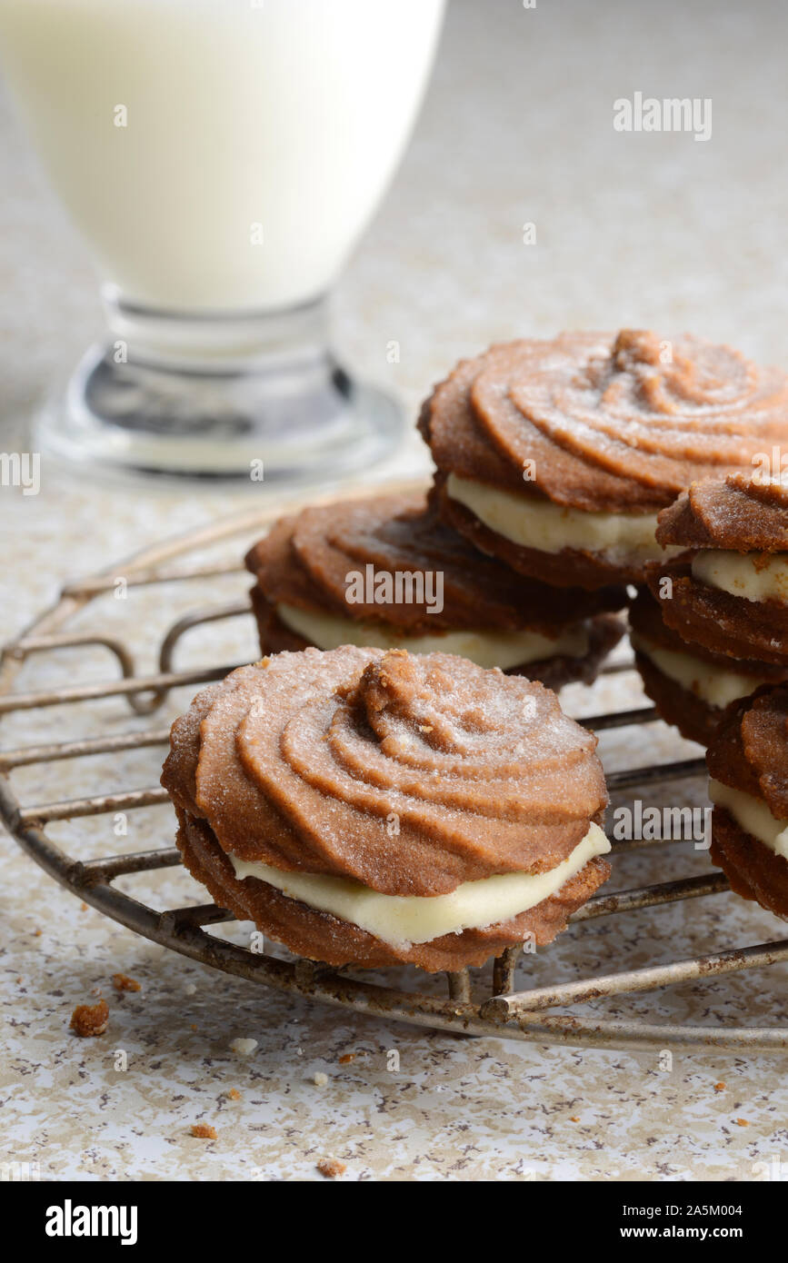 Kühlung Rack mit Sahne gefüllte Lebkuchen swirl Cookies Stockfoto