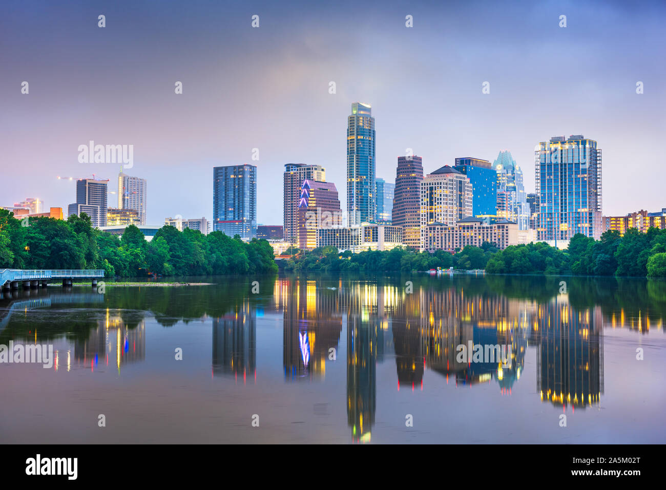 Austin, Texas, USA Downtown Skyline auf dem Colorado River in der Nacht. Stockfoto