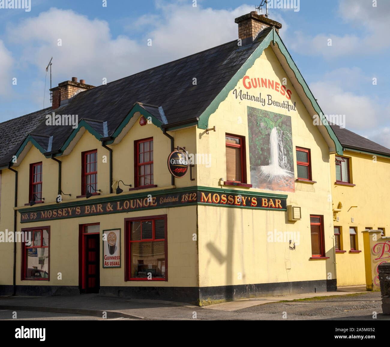 Mossey's Bar, Main Street, Gortin, Omagh, County Tyrone, Nordirland, Großbritannien - berühmte traditionelle Irish Pub. Stockfoto