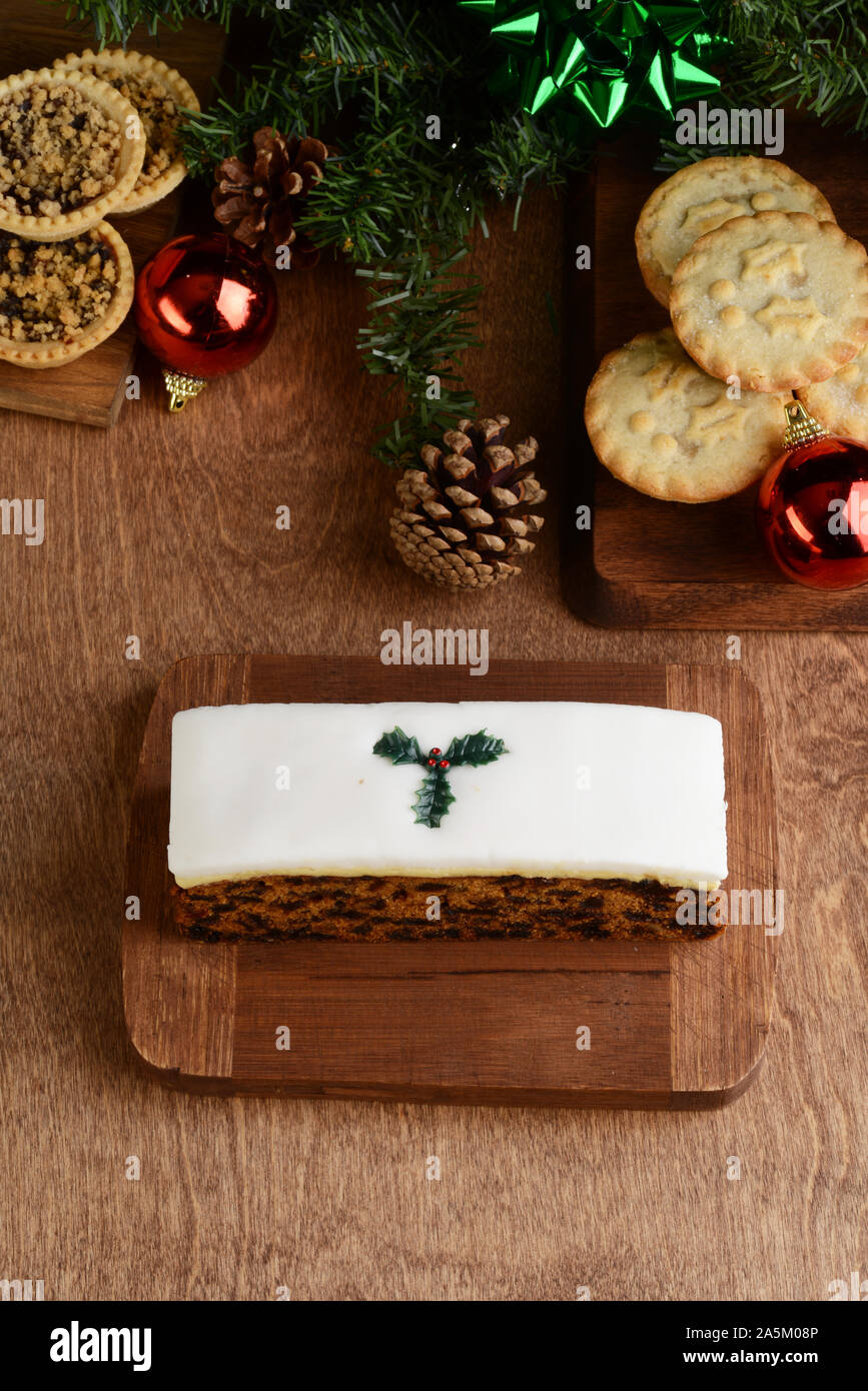 Hohe Betrachtungswinkel Weihnachten Desserts mit Dekorationen Stockfoto