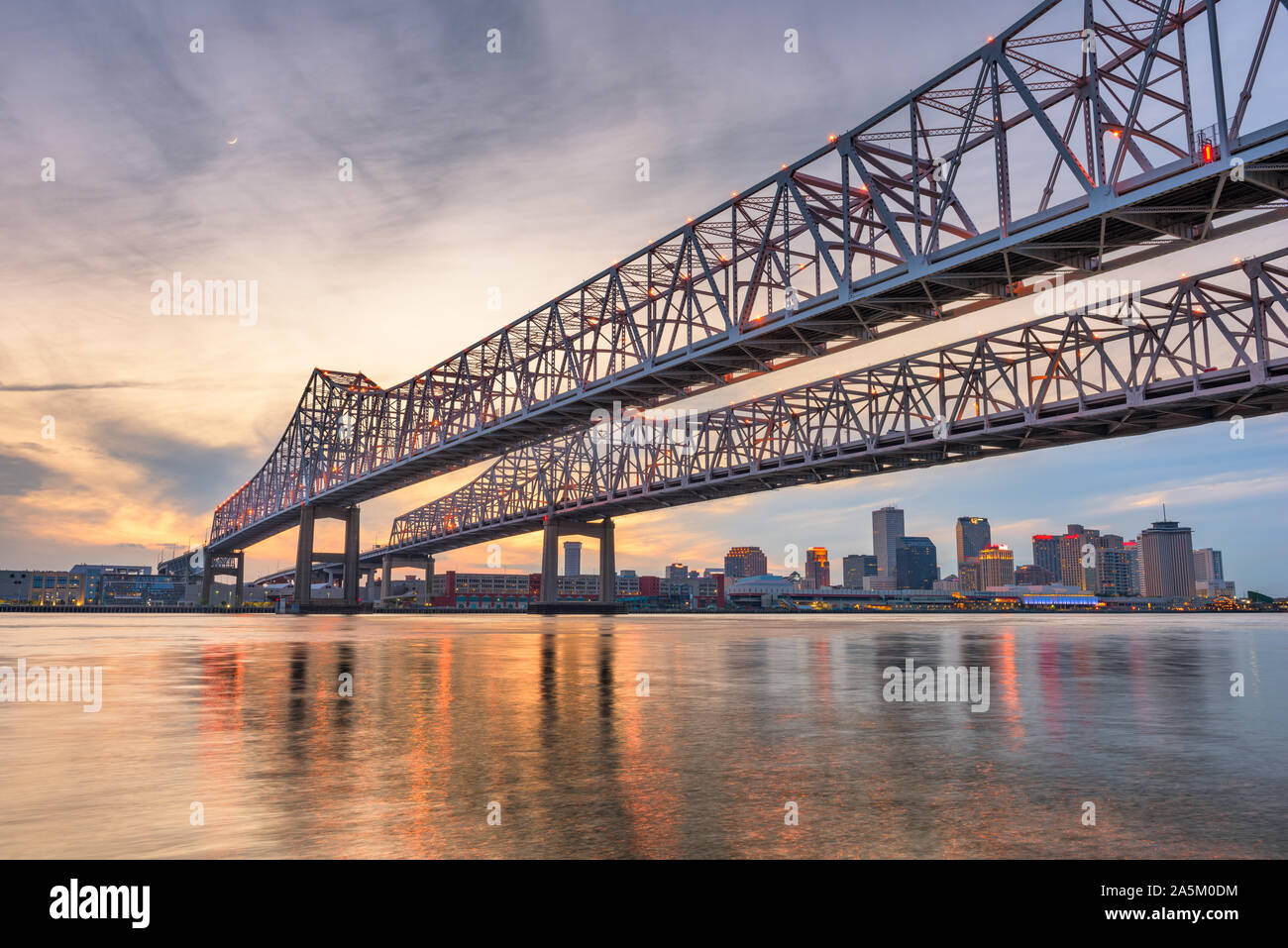 New Orleans, Louisiana, USA im Crescent City Connection Brücke über den Mississippi River in der Abenddämmerung. Stockfoto