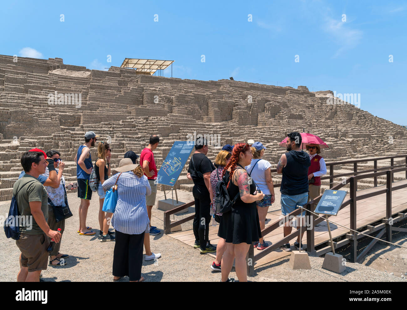 Huaca Pucllana, Lima. Besucher auf eine geführte Tour durch die Ruinen der Huaca Pucllana, ein Adobe Pyramide aus der Zeit um 400 N.CHR., Miraflores, Lima, Peru, so Stockfoto