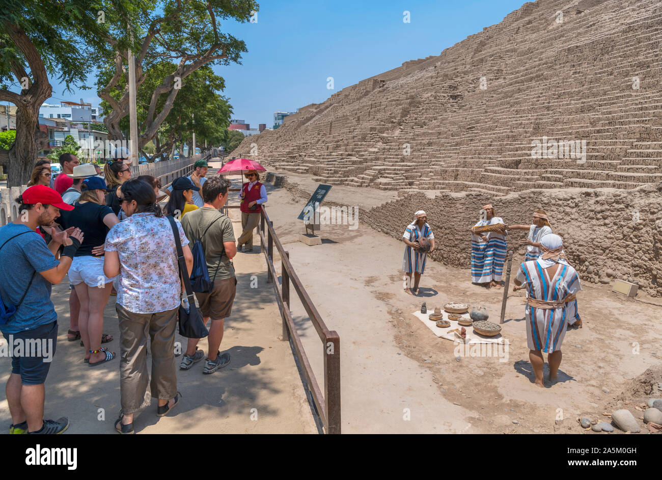 Gruppe von Touristen neben einem Tableau zeigt eine Ychsma Beerdigung Ritual, Huaca Pucllana, Miraflores, Lima, Peru, Südamerika Stockfoto