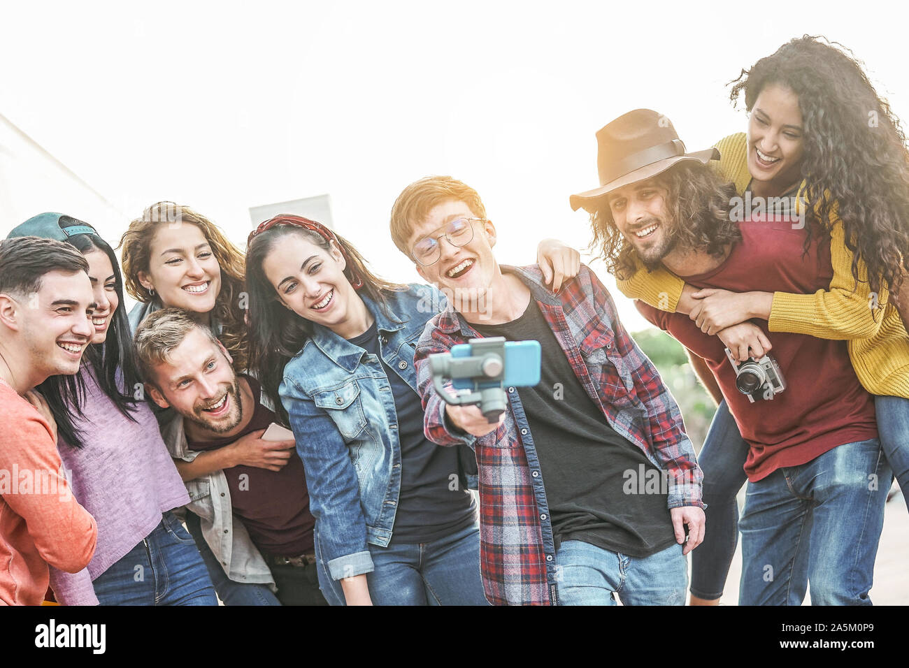 Gerne trendy Freunde Video mit Gimbal smartphone Kamera in die Stadt - der Tausendjährige Jugendlichen Spaß mit neuer Technologie für soziale Medien Stockfoto