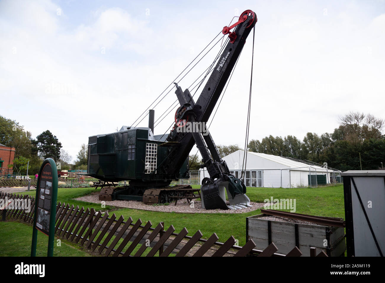 Statische Ausstellung einen Ruston Bucyrus 52B Dampf Steinbruch Schaufel auf dem Display bei Abbey Pumping Station, Leicester Stockfoto
