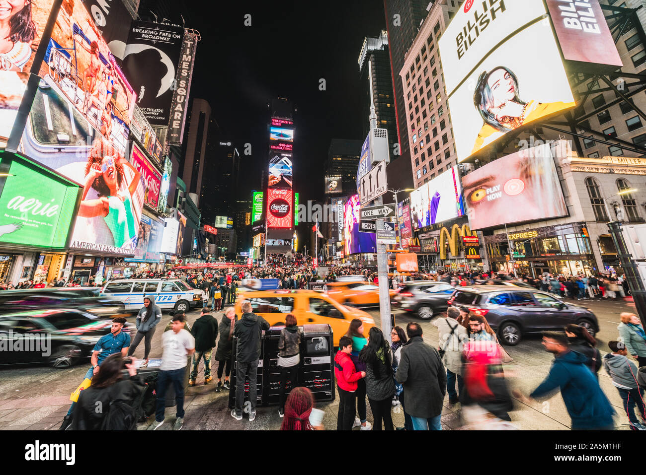 New York City, Vereinigte Staaten - Mar 31, 2019: Voll, Leute, Auto Verkehr Transport und Plakate, Anzeigen von Werbung in Times Square Stockfoto