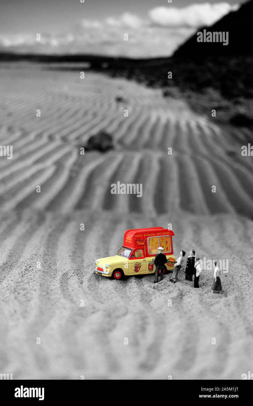 Modell Van und Menschen, die noch leben Beach Szene Stockfoto