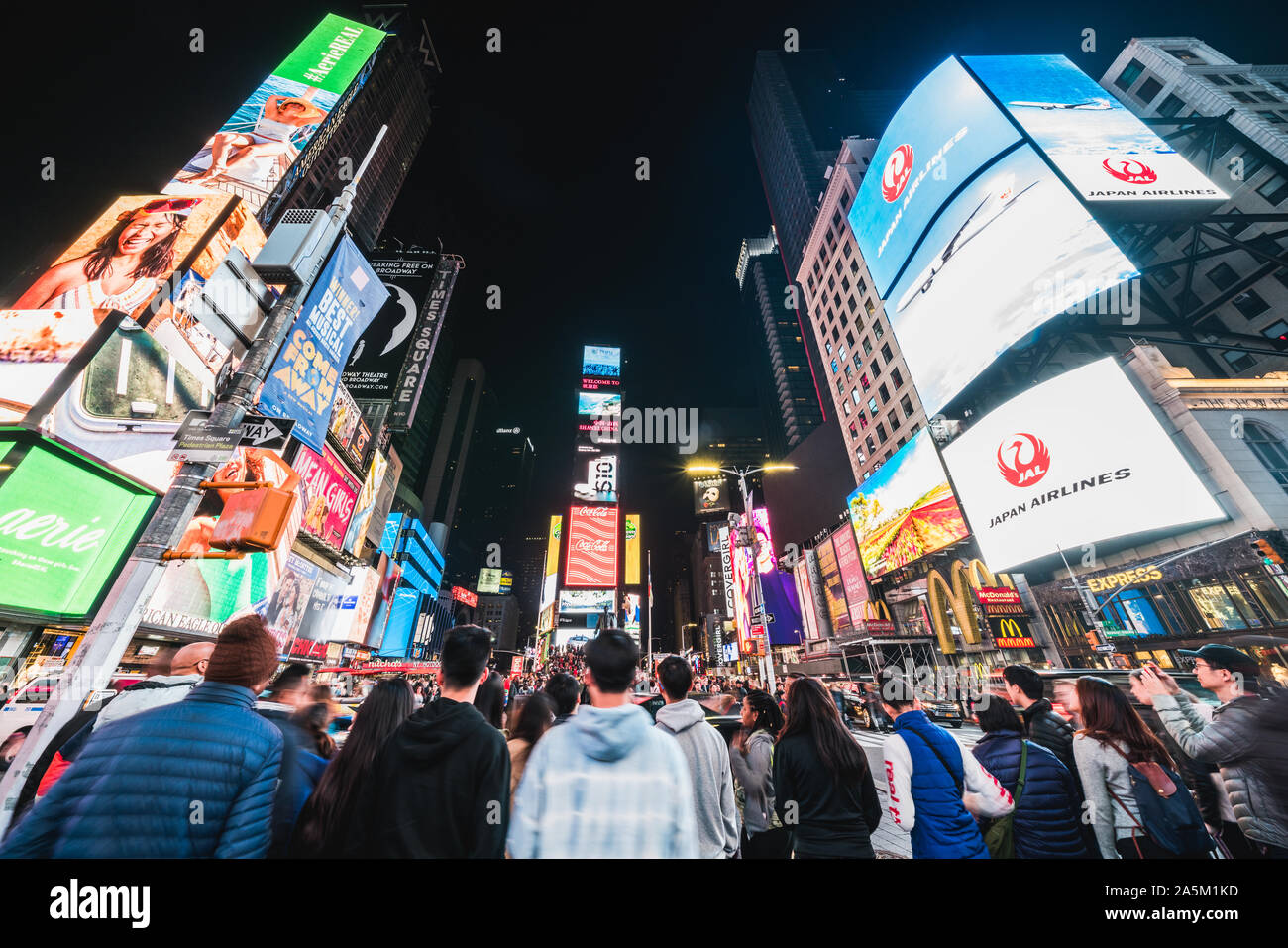 New York City, Vereinigte Staaten - Mar 31, 2019: Voll, Leute, Auto Verkehr Transport und Plakate, Anzeigen von Werbung in Times Square Stockfoto