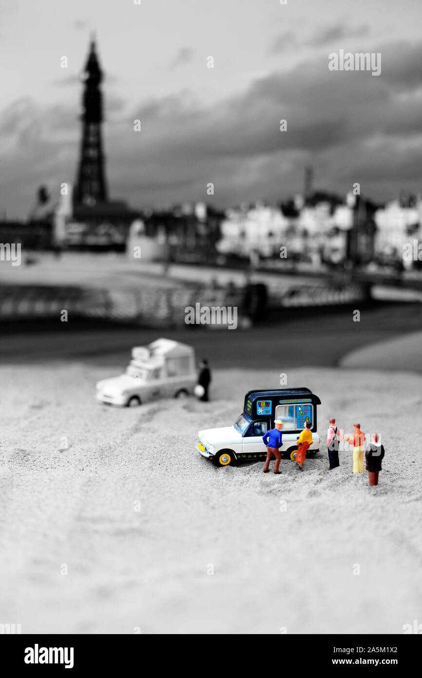 Modell Van und Menschen, die noch leben Beach Szene Stockfoto