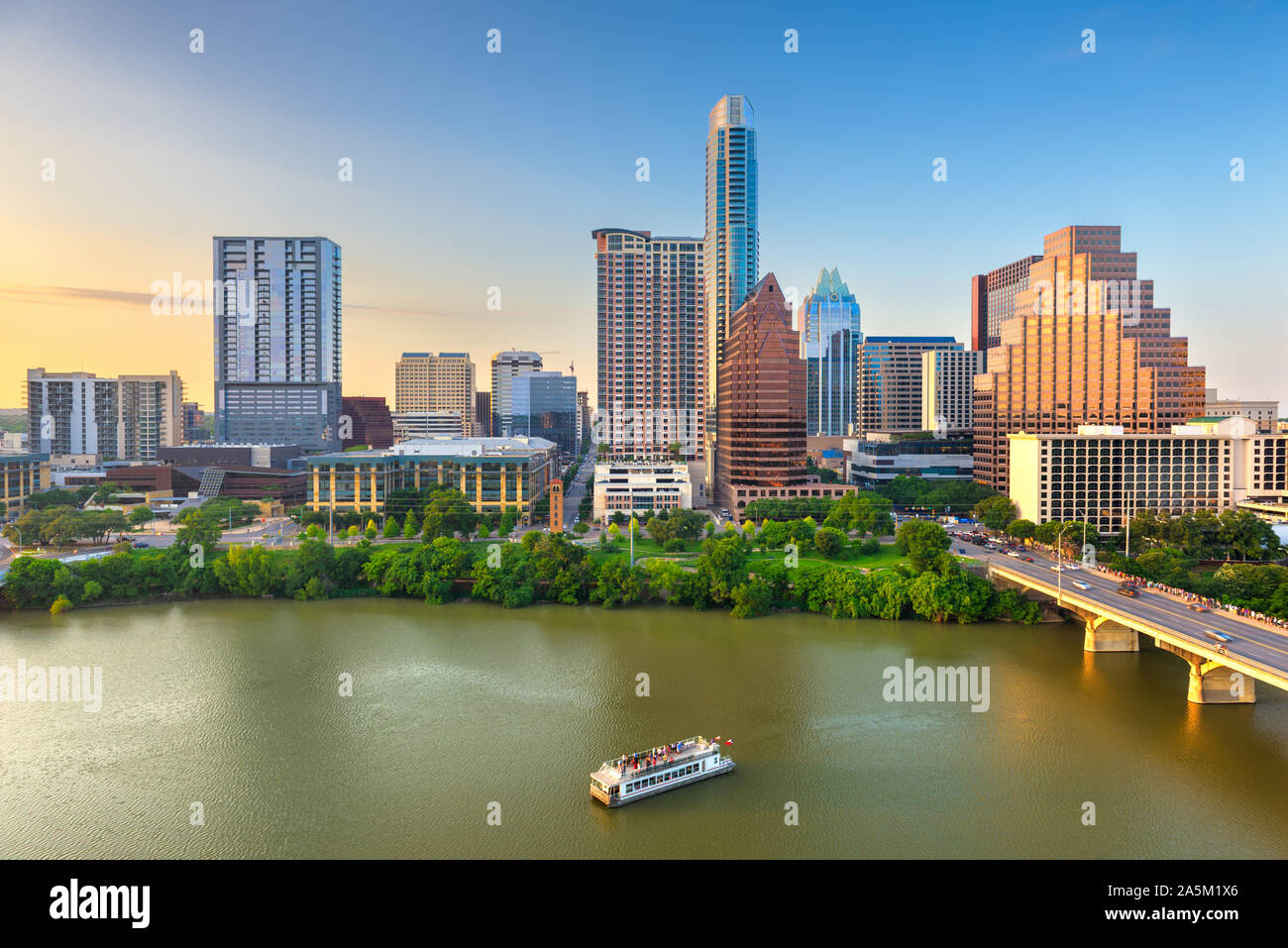 Austin, Texas, USA Downtown Skyline der Stadt auf dem Colorado River in der Abenddämmerung. Stockfoto