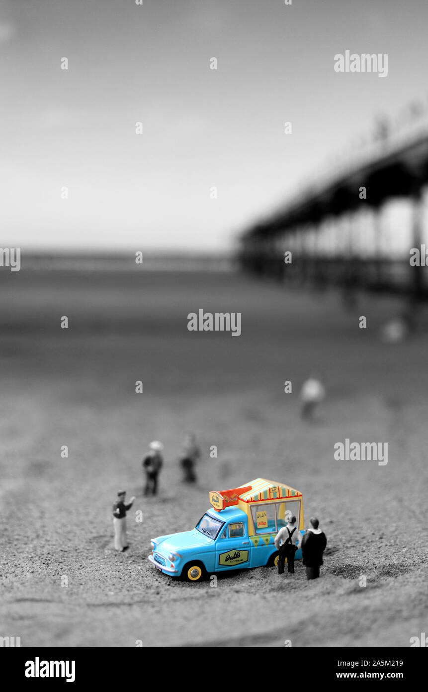 Modell Van und Menschen, die noch leben Beach Szene Stockfoto