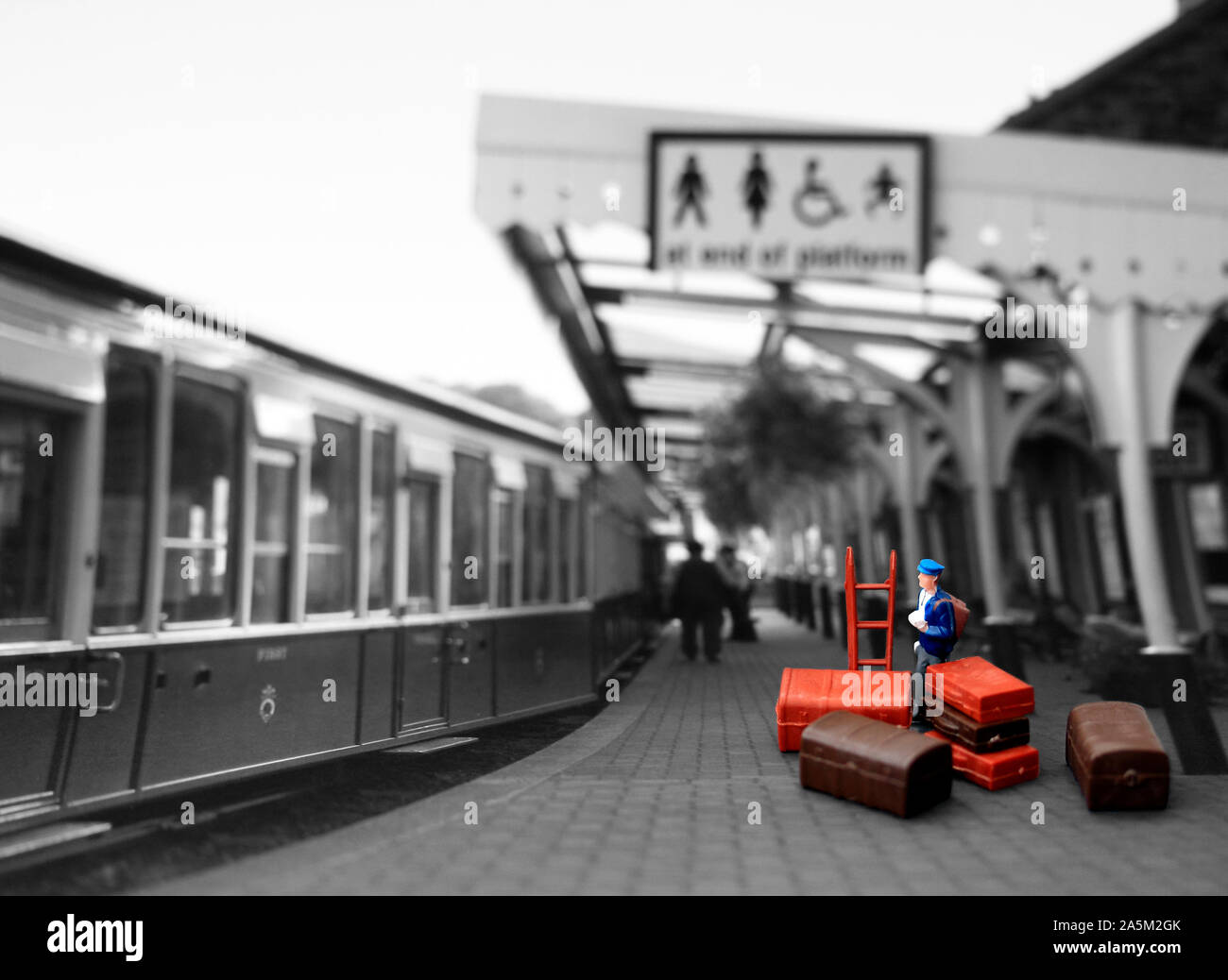 Modell Gepäck Bahnsteig Szene Stockfoto