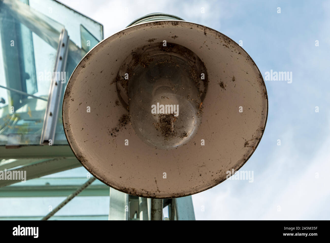 Alte Straßenlaterne mit Insekten und Glühbirne Stockfotografie - Alamy