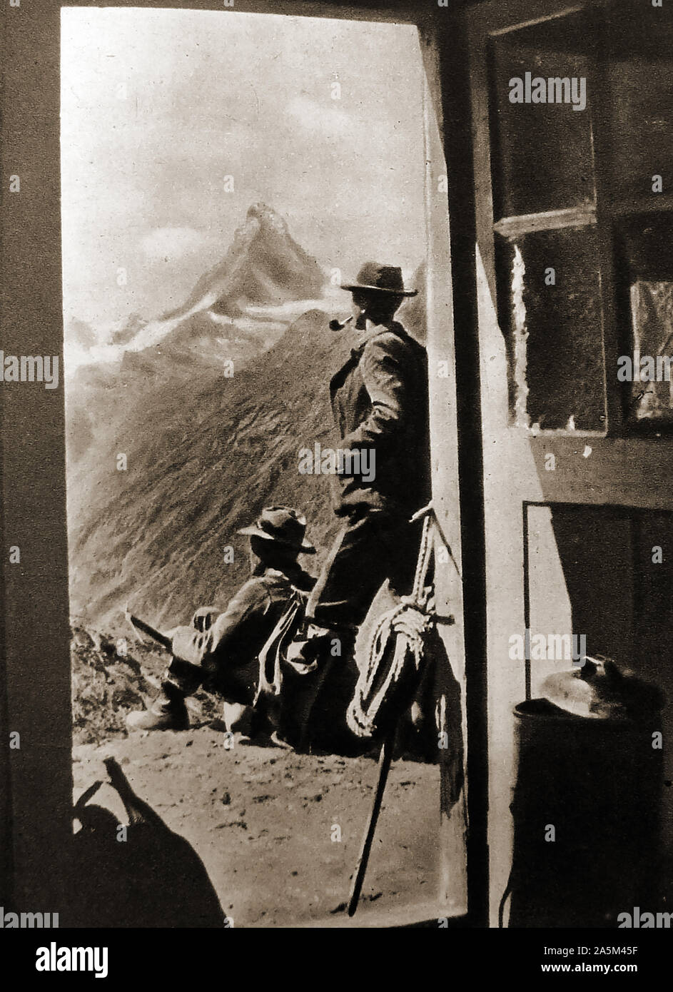 Zwei Bergsteiger auf das Matterhorn von der Tür der Hütte/Täsch Täschhütte/Täsch Hütte, Schweiz, kurz nach der Eröffnung im Jahr 1945 Stockfoto