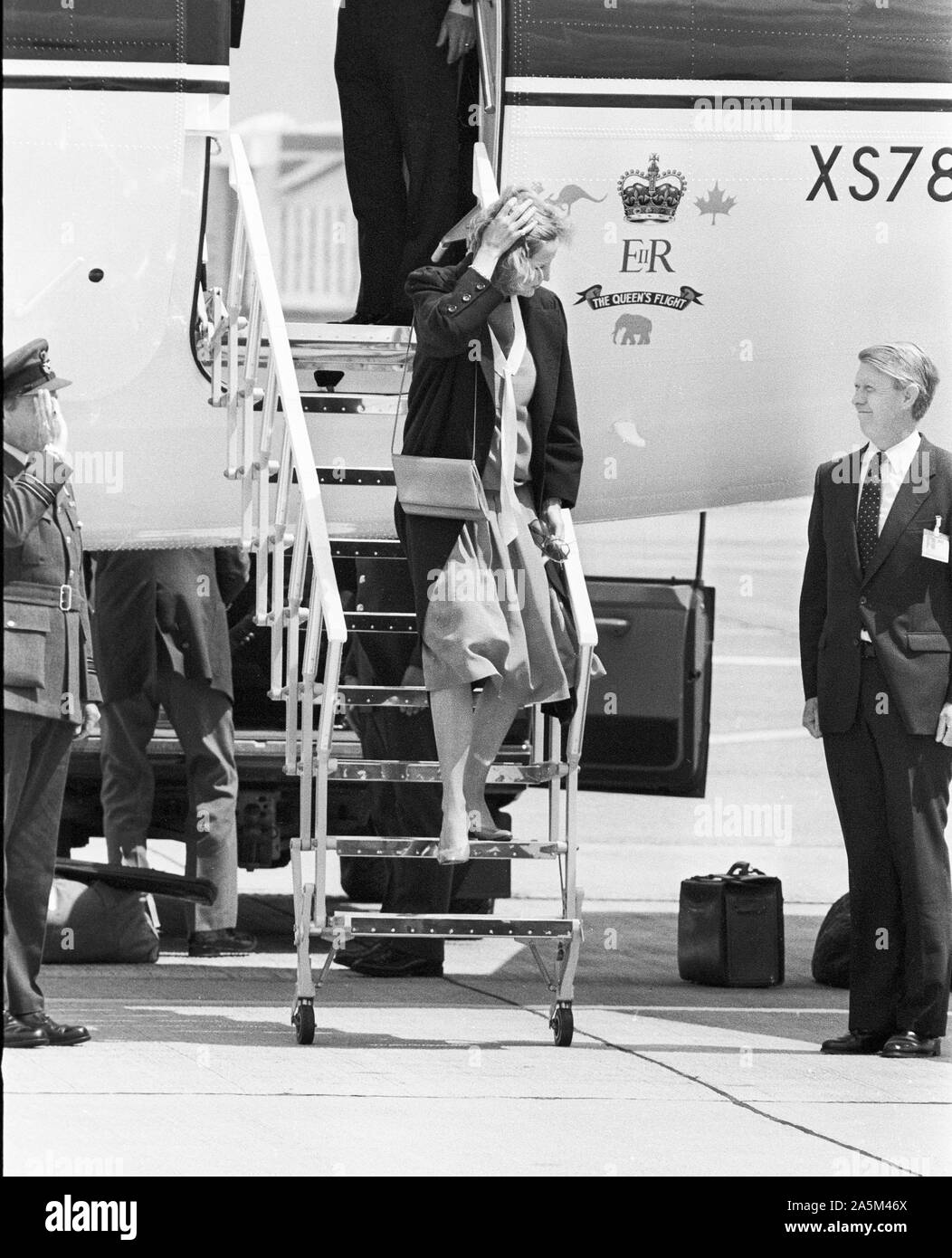 Prinz Philip Herzog von Edinburgh mit Prinz Charles und Diana, Prinzessin von Wales nach London zurückkehren aus Frankfurt im April 1985. Stockfoto