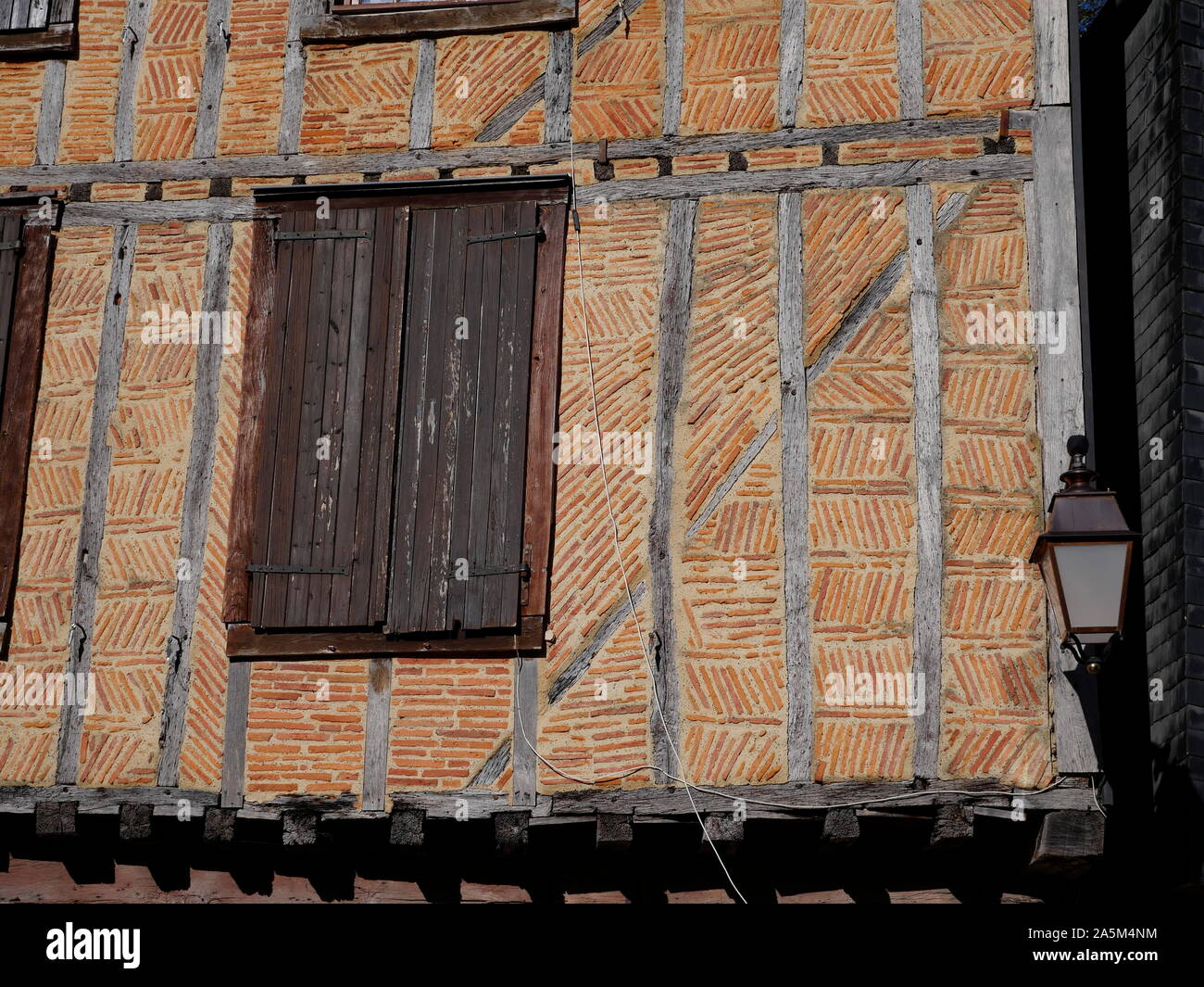 AJAXNETPHOTO. 2019. OLORON SAINTE-MARIE, Frankreich. - 15.jahrhundert Haus - Fassade aus dem 15. Jahrhundert stammt und RED BRICK HOUSE IN ST. CROIX VIERTEL AUF DEM HÜGEL MIT BLICK AUF DIE STADT, eine französische Gemeinde im Département Mayenne und in der Region Béarn, SOUTH WEST FRANCE. Im 19. Jahrhundert impressionistische Künstler: Edouard Manet zog IN DIE STADT MIT SEINER FAMILIE IM JAHRE 1870. Foto: Jonathan Eastland/AJAXREF: GX8 191010 890 Stockfoto