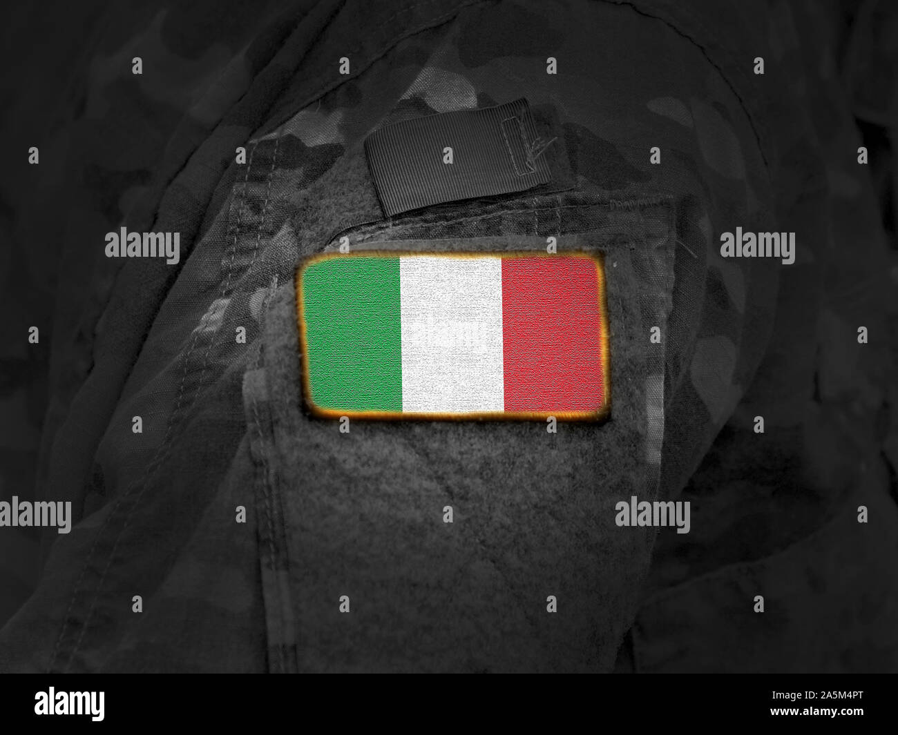 Flagge von Italien auf der Uniform. Armee, Soldaten, Soldaten (Collage). Stockfoto