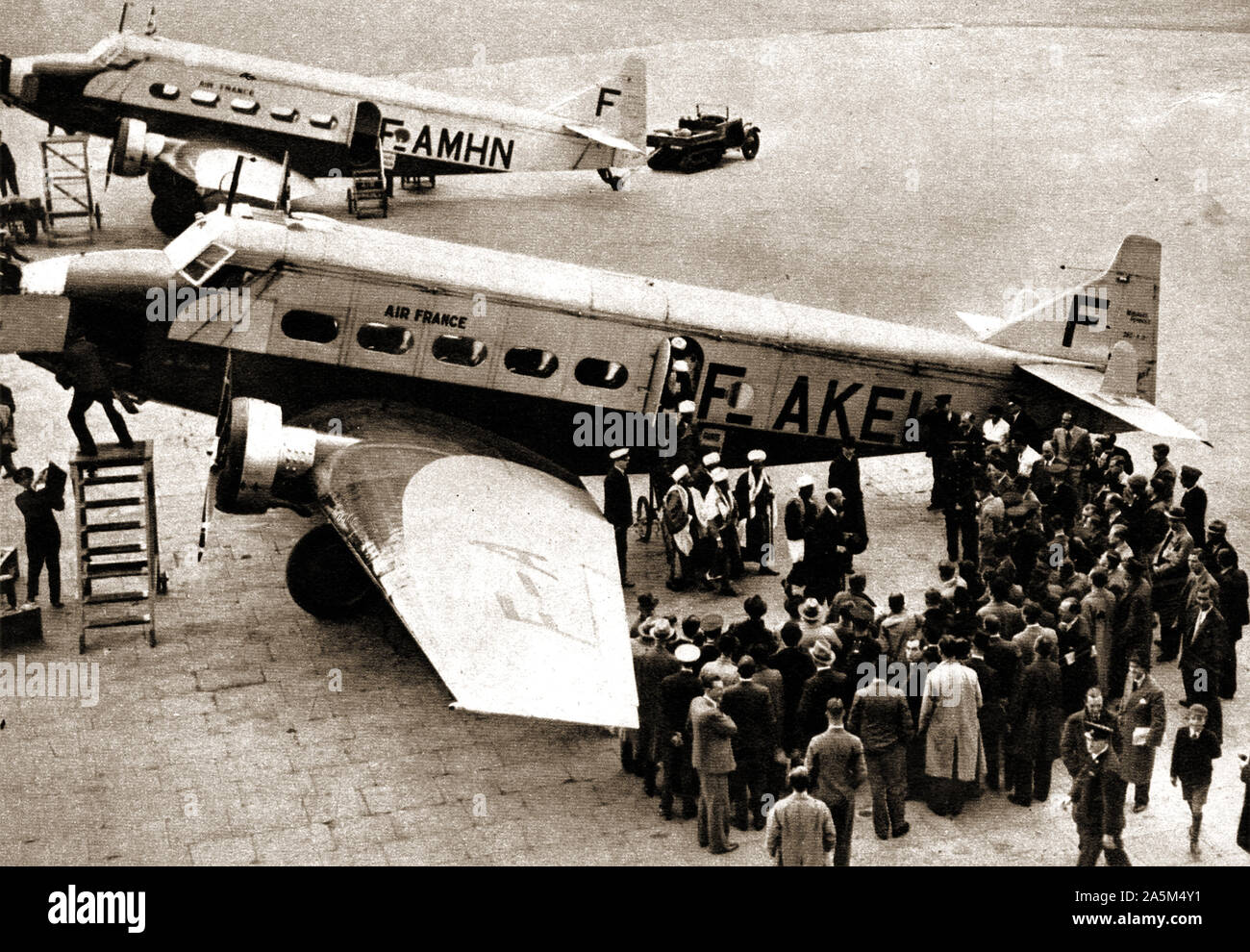 1937 Foto während der Krönung von König George VI. von Großbritannien übernommen. Royal Guest Seif al-Islam Hussein von Jemen in Croydon Airport Aussteigen aus einem Air France Flugzeug Stockfoto