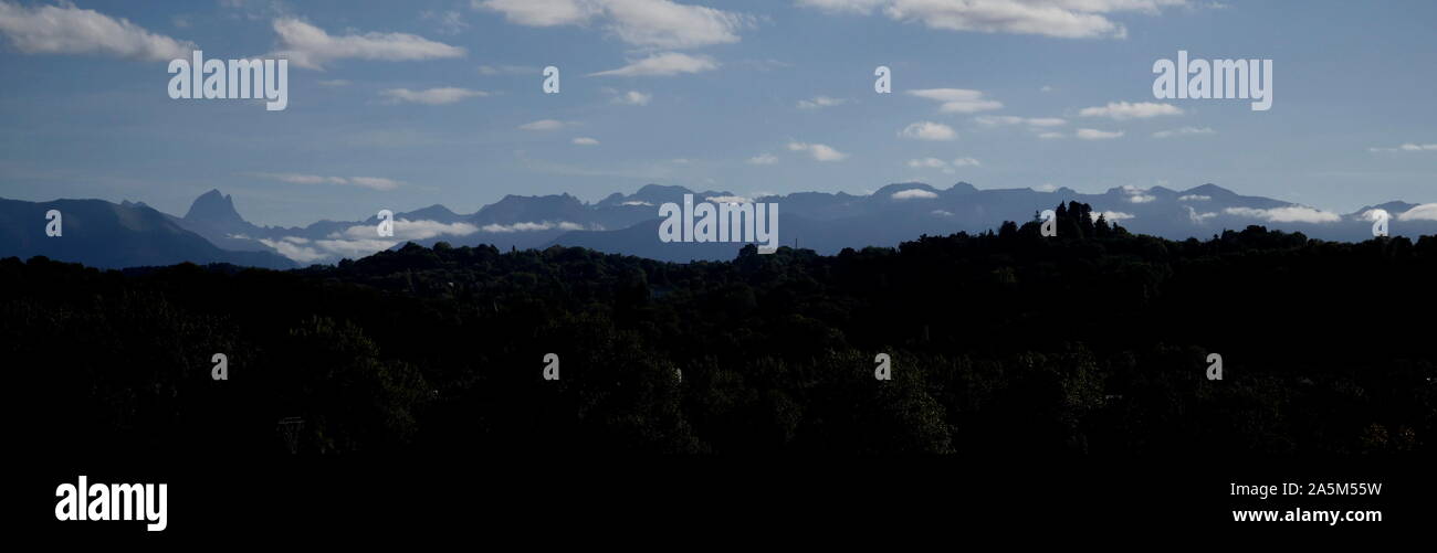 AJAXNETPHOTO. 2019. PAU, Frankreich. - Gebirge - BLICK NACH SÜDEN IN RICHTUNG DER PYRENÄEN UND DER SPANISCHEN GRENZE. Foto: Jonathan Eastland/AJAX REF: GX8_191010_796 Stockfoto