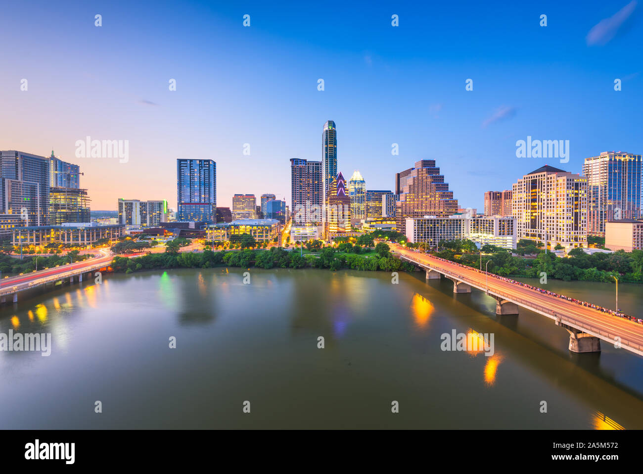Austin, Texas, USA Downtown Skyline der Stadt auf dem Colorado River in der Abenddämmerung. Stockfoto