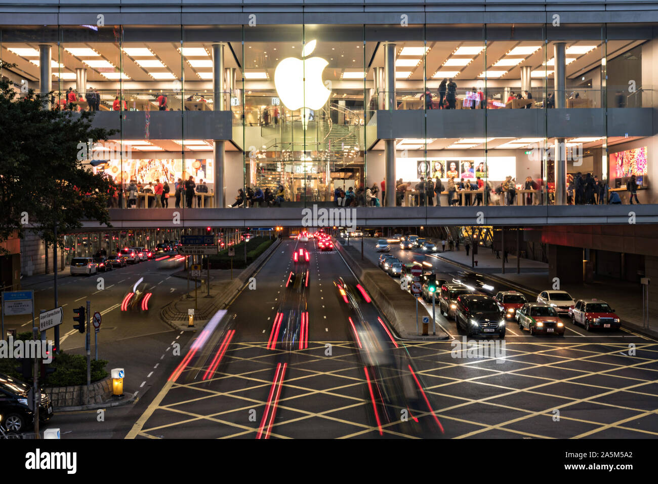 Der Verkehr verläuft unter der Apple Flagship Store an der IFC Mall auf Lungenkrebs nicht Straße im Central District von Hong Kong. Stockfoto