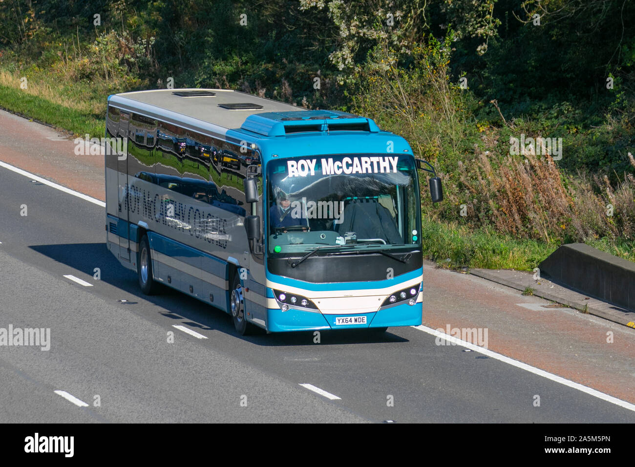 Roy McCarthy PSV-Busbetreiber auf der M6 in Lancaster, Großbritannien, fährt einen blau-weißen Volvo-Bus von 2015 Stockfoto